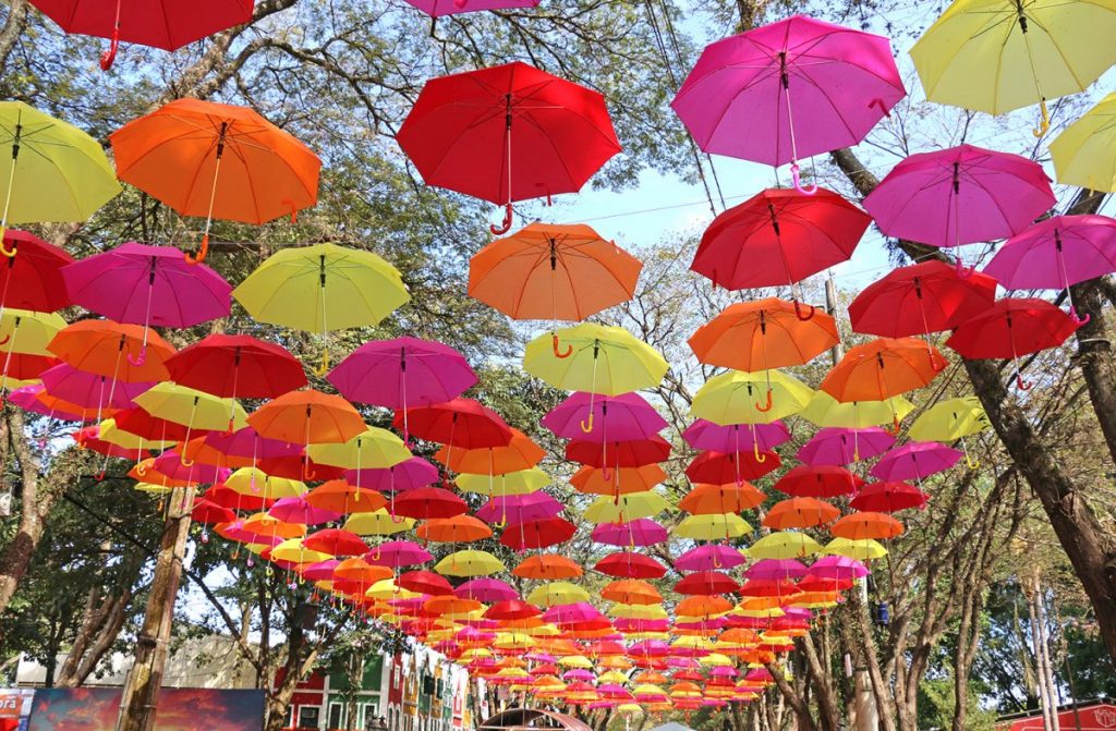 Rua dos guarda-chuvas em Holambra