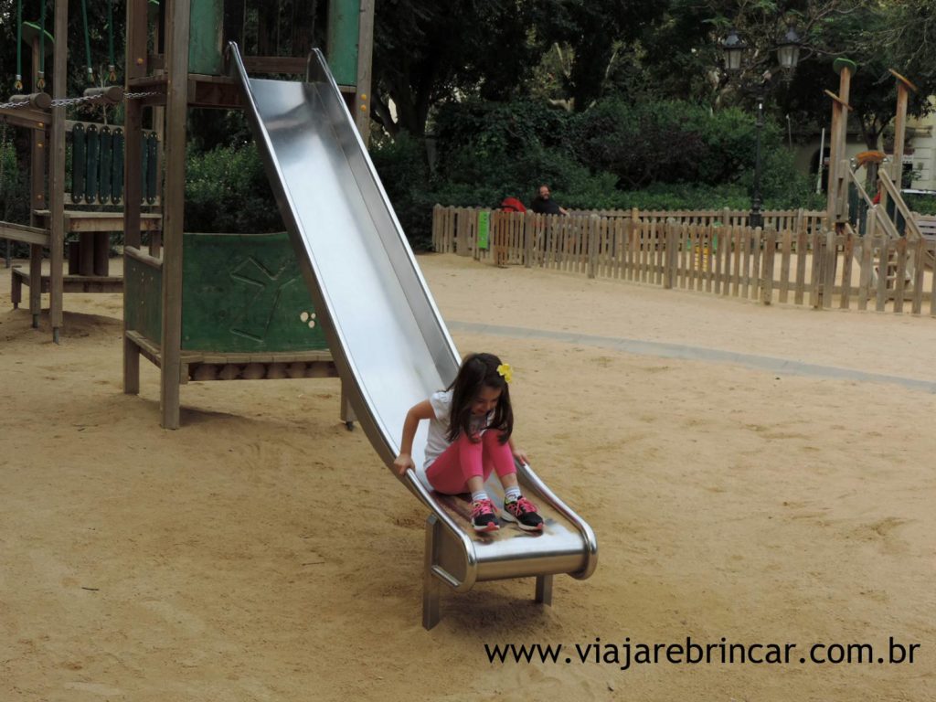 omo são nossas viagens. Sofia brincando em um parque de Barcelona.