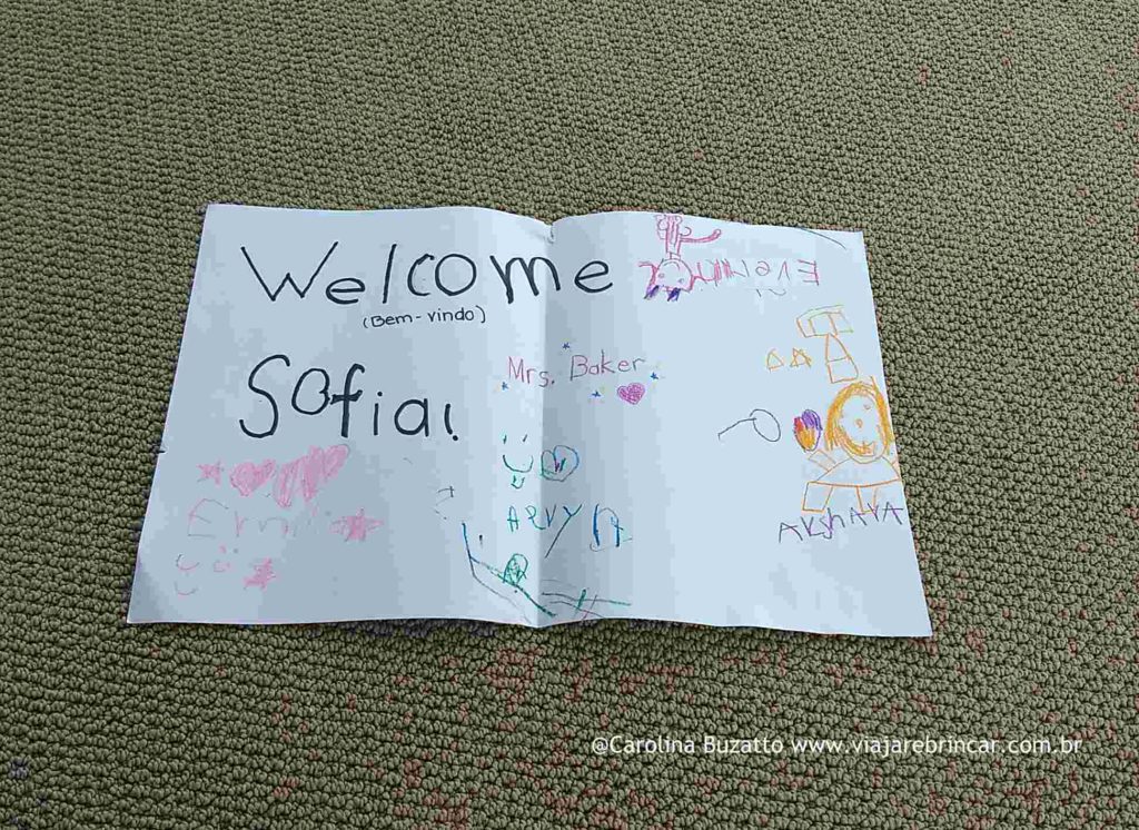 Cartaz de Boas vindas recebido pela Sofia no primeiro dia de aula na escola americana