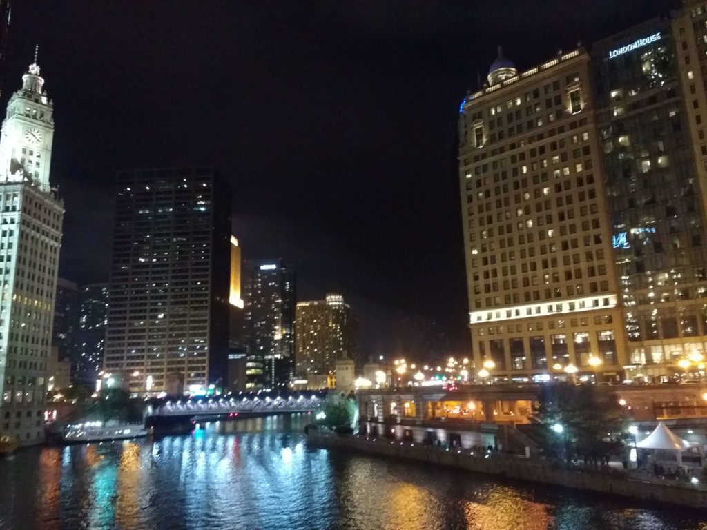 Riverwalk em Chicago a noite