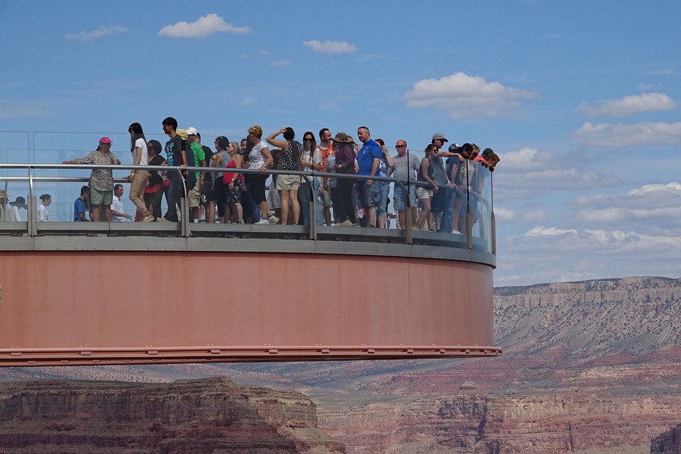 Passarela do Grand Canyon fica cheia de turistas