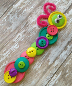 Centopeia feita com botoes coloridos