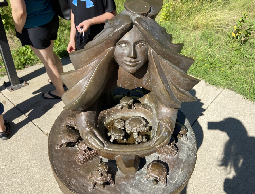 Escultura d euma mulher liberando tartarugas
