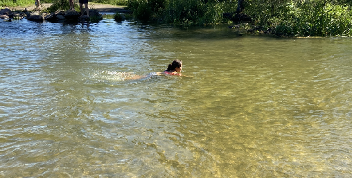 Sofia brincando na água na nascente do rio Mississipi